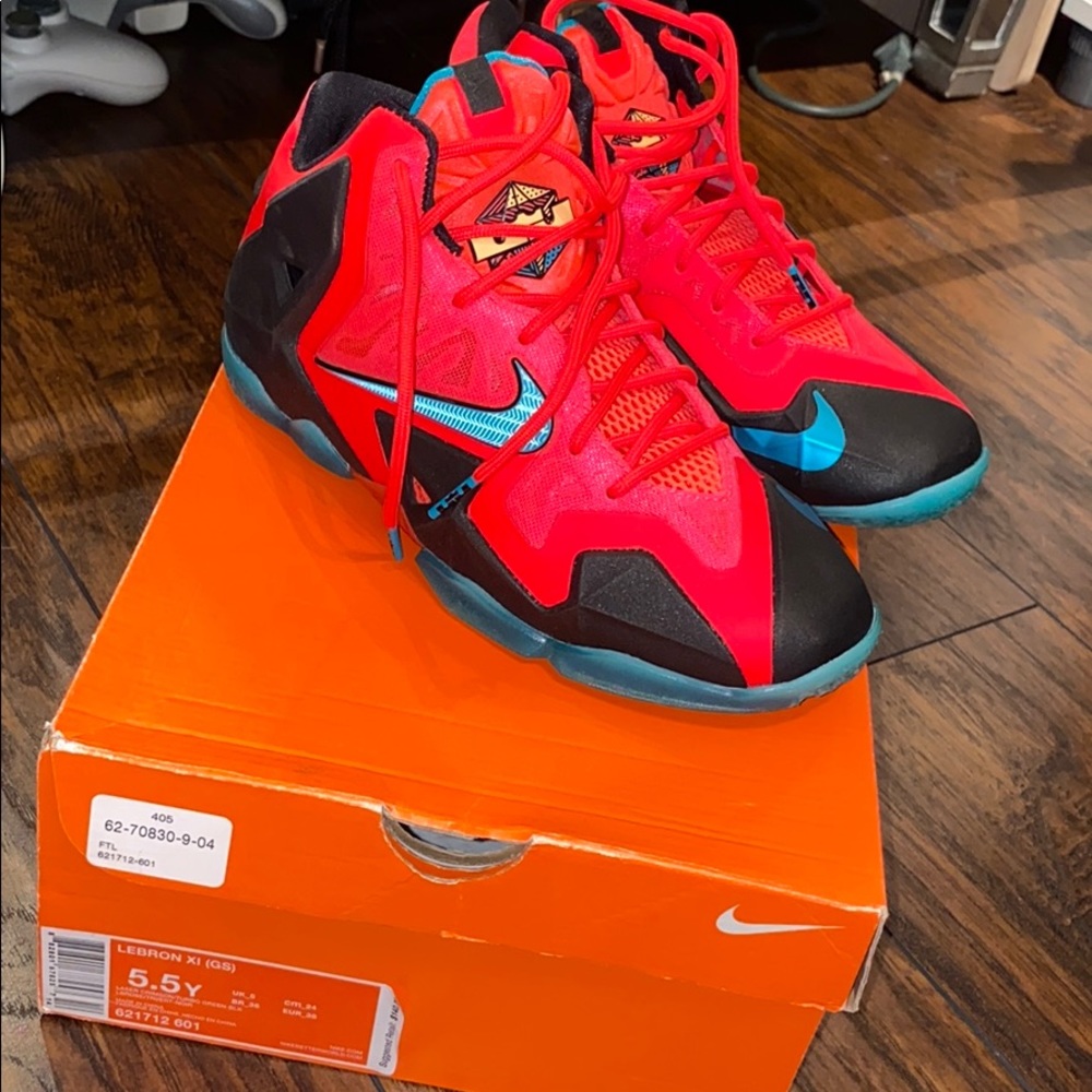 Nike Lebron XI Sneakers